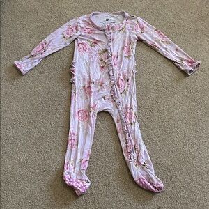 Bums and Roses Pink Rose Print Footie One Piece.
Double Zipper
Ruffle butt